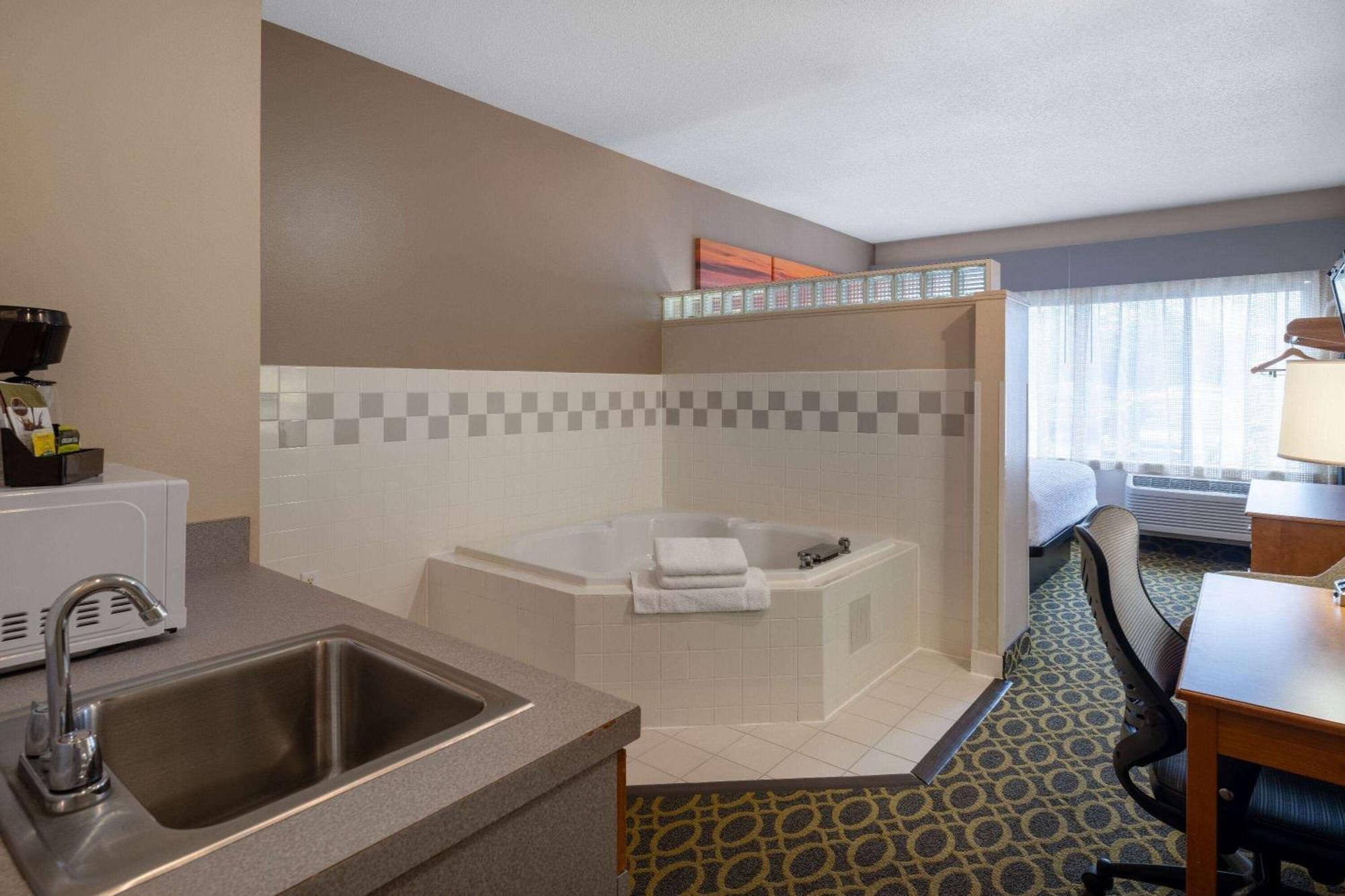 Days Inn & Suites By Wyndham Медісон Екстер'єр фото